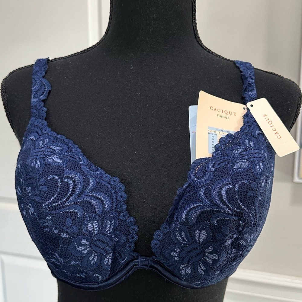 Cacique Women’s Plunge Floral Lace Underwire Bra – Size 38C